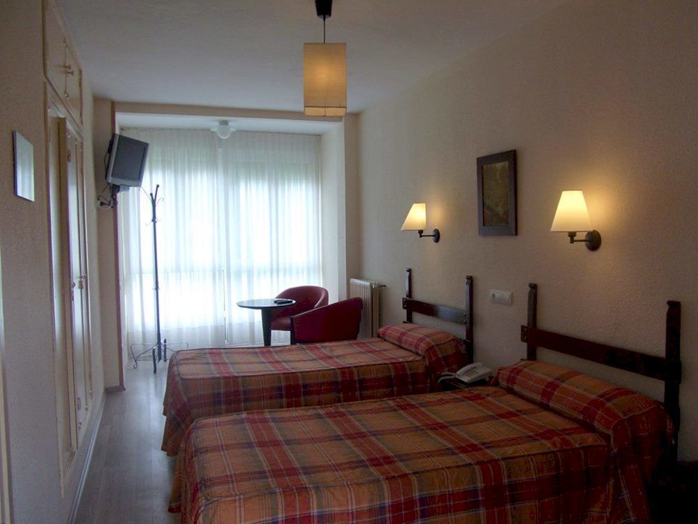 Hotel Termas De Lierganes Bagian luar foto
