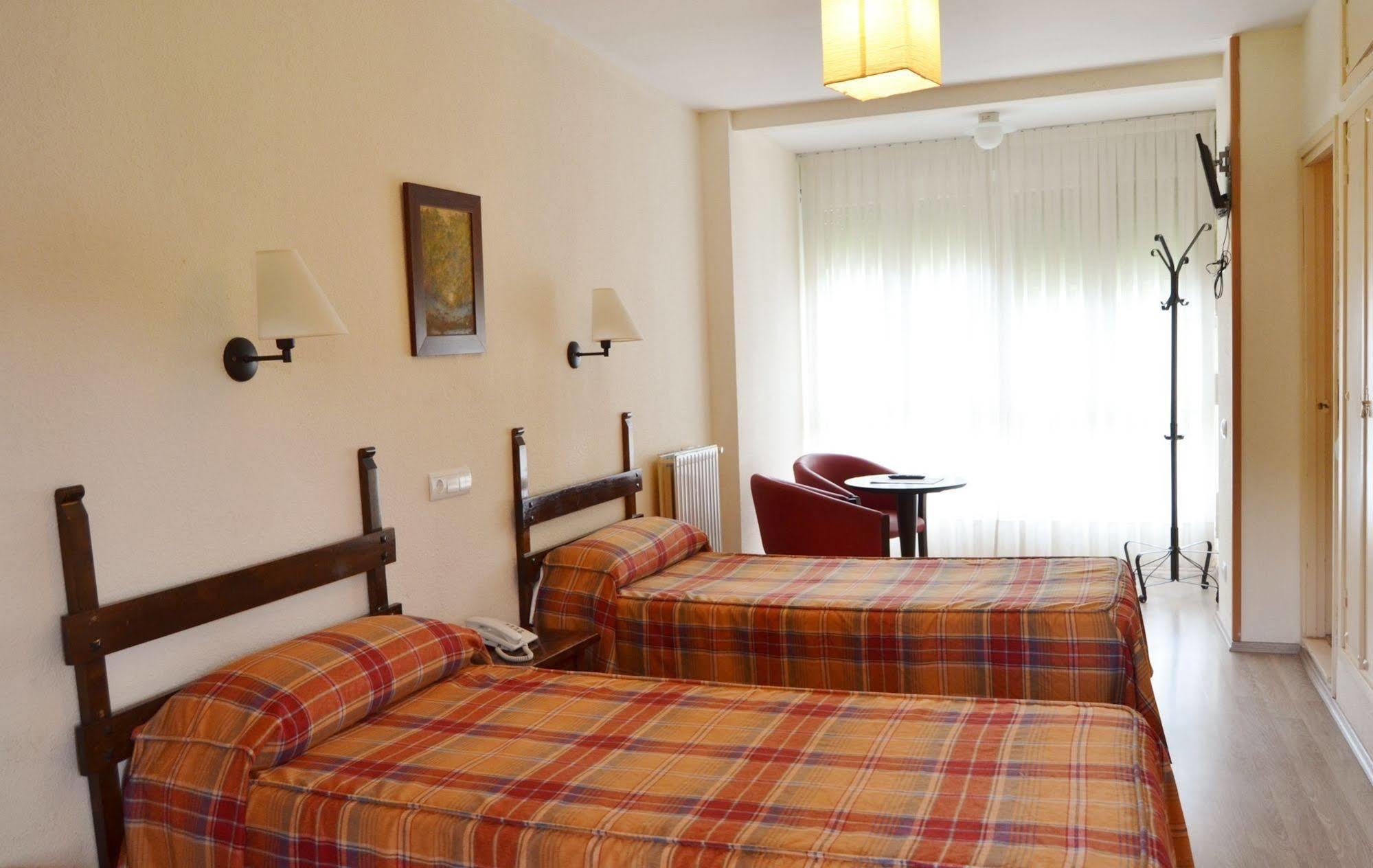 Hotel Termas De Lierganes Bagian luar foto