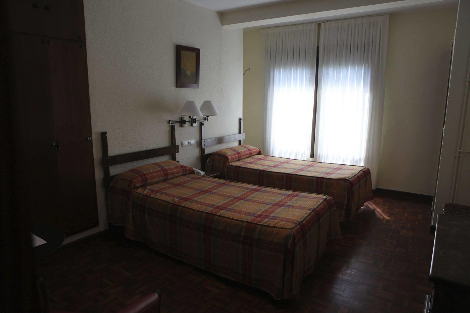 Hotel Termas De Lierganes Bagian luar foto