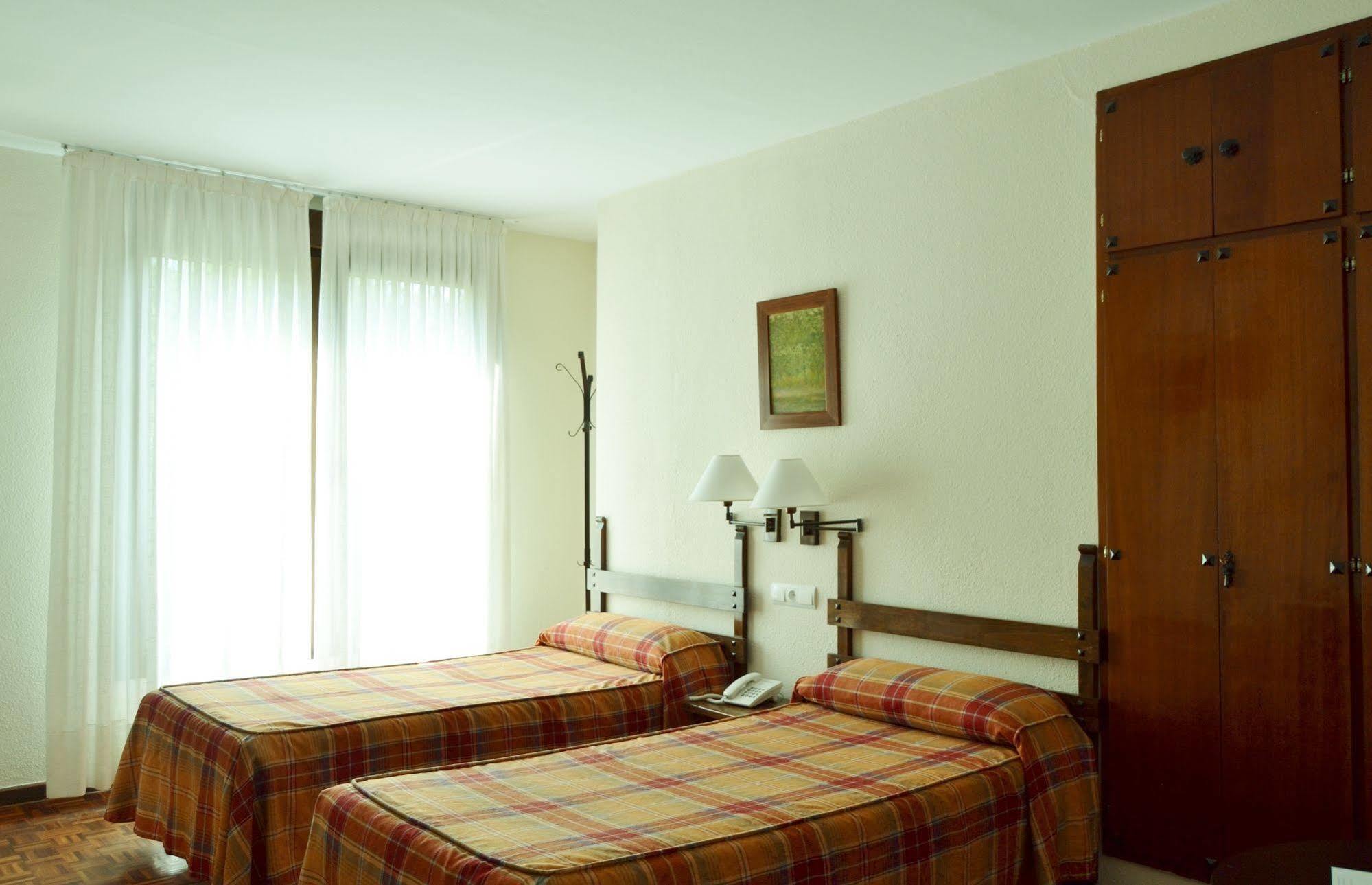 Hotel Termas De Lierganes Bagian luar foto